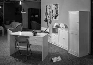 Schreibtisch : Ausstellungskoje des VEB Möbelkombinat Berlin (MKB) mit Schreibtisch und Anbaustrecke aus der Serie "Junges Wohnen"