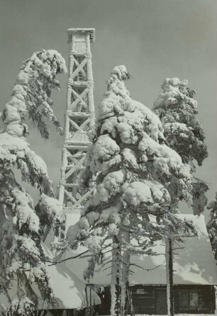 Kahleberg: Feuerschutzturm und Hütte dick verschneit und Anraum.