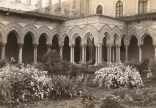 Monreale. Kathedrale. Kreuzgang mit Brunnenhöfchen (Südwestecke)