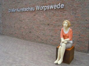 Worpswede - Kunstfigur : Vor dem Eingang zur Kunsthalle sitzt diese lebensgroße Kunstfigur. Aufgenommen im Künstlerdorf Worpswede am 3. August 2011