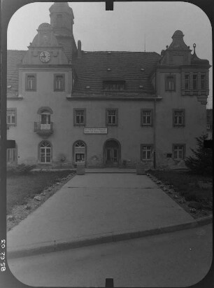 Lommatzsch, Am Markt 1. Rathaus (1551/1555). Straßenfront (1908; C. Schümichen)