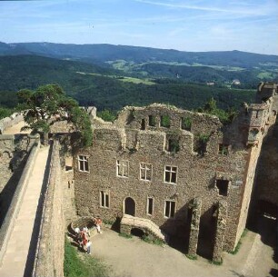 Burgruine Schloß Auerbach. Blick auf die Burgmauer und den Innenhof