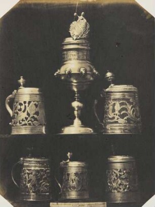 Gruppe von sechs Trinkgefäßen, teils von Zinn, teils von Holz, deutsche Arbeiten, 17. u. 18. Jahrhundert