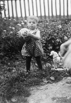 Mittelsachsen, Kind mit einem Ball : Mittelsachsen. Kind mit einem Ball