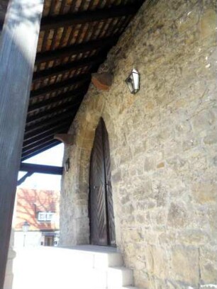 Kirchhofmauer im Süden- von Südosten mit Konsolsteinen über äußerem Torbogen