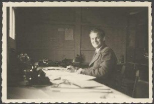 Portrait Herbert Hirche im Baubüro der Propellerfabrik Gustav Schwarz GmbH, Eilenburg (Foto)