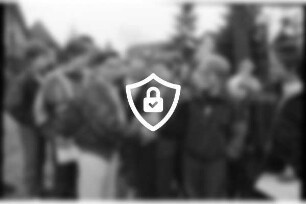 Emil-Nolde-Schule [Grundschule]: Am Schulzentrum: Elternprotest gegen Umwandlung in Gesamtschule: Schüler mit Flugblättern: im Hintergrund Wohnhäuser: 20. März 1990