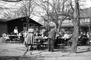 Hofewiese : Dresdner Heide, Gaststätte Hofewiese, Kaffeetrinken im Gastgarten am 1. Mai
