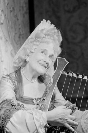 Szenenbilder aus der Komödie "Die gelehrten Frauen" von Molière am Schlossparktheater Berlin-Steglitz : Rollenporträt