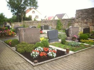 Kirchhof im Norden nach Westen mit Kirchhofmauer (Wehrgang mit Steinbrüstung im 18 Jh abgetragen) in unterschiedlich erhaltener Höhe
