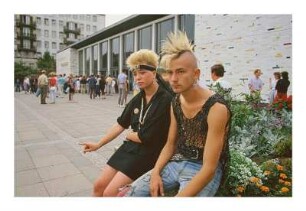 Punks vor dem Kino "Kosmos" in der Karl-Marx-Allee, Berlin-Friedrichshain