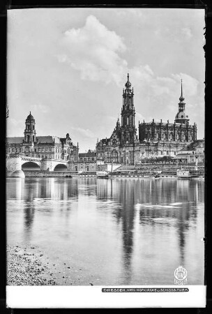 Dresden, Blick vom Neustädter Elbufer auf Augustusbrücke, Katholische Hofkirche, Ständehaus und Hausmannsturm