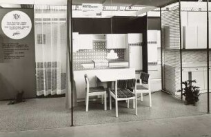 Anbauküche ratiomat 80/6 : Ausstellungskoje mit Anbauküche "ratiomat 80/6" (1978; VEB Küchenmöbel "ratiomat" Eppendorf)