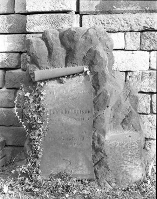 Dresden-Friedrichstadt. Alter (Innerer) Katholischer Friedhof. Grabmal für Julie von Chavanne (gest. 1906), Ludmilla Gumand geb. von Chavanne (gest. 1931) und Kammersängerin Irene von Chavanne (1863-1938)