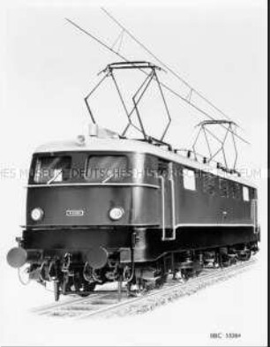 Modell der neuesten elektrischen Lokomotive der Deutschen Bundesbahn