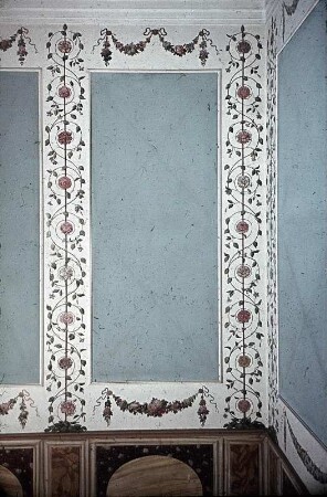 Gliederung mit floralen Motiven und antiken Vasen