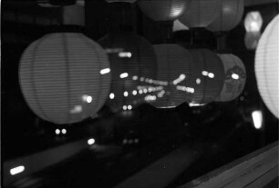 Berlin: Ausblick durch Lampions auf Budapester Straße im Restaurant Tokyo