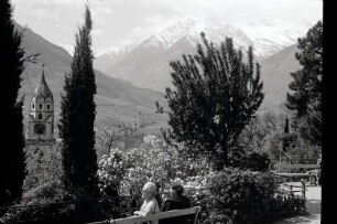 Meran: Durchblick vom Tappeiner Weg auf Pfarrkirche, mit Zypresse
