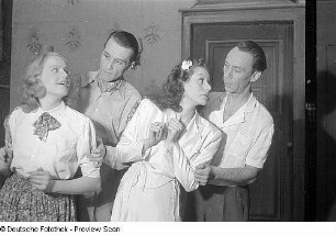 Szenenbilder aus dem musikalischen Lustspiel "Bezauberndes Fräulein" im Theater am Schiffbauerdamm Berlin