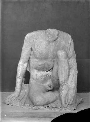 Ostgiebel, E: Hockender Knabe