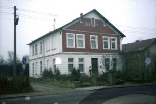 Bünningstedt: Dorfstraße: giebelständiges Bauernhaus: Straßenfront mit Eingangstür: Traufseite