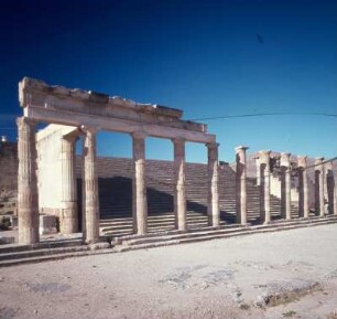 Lindos (Rhodos). Monumental-Propyläen und Freitreppe, Akropolis von Lindos. Monumentale-Propyläen und Freitreppe zur Tempel-Plattform