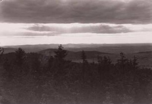 Lausitzer Bergland. Döhlener Berg, Drohmberg und Schmortitz gegen mittleres Spreetal und Westlausitzer Hügelland. Blick vom Aussichtsturm auf dem Czorneboh