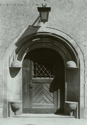 Sitznischenportal : Freiberg (Sachsen), Kirchgasse 11, Sitznischenportal des ehemaligen Oberbergamtes