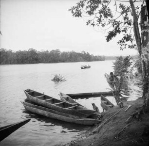 Boote : Boote der Holzarbeiter auf dem Rio Mbini.