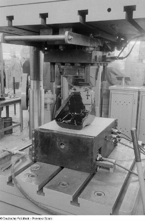 Fertigung von Abdeckungen mithilfe einer hydraulischen Presse der VVB Werkzeugmaschinen und Werkzeuge Chemnitz (WMW), Technische Messe 1953