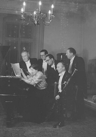 Gruppenaufnahme vom Bläserquintett und Pianistin Gudrun Brandner-Siegert der Staatskapelle (Prof. Rucker)