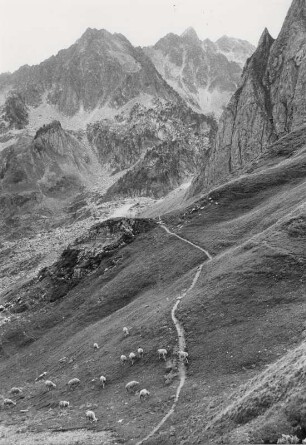 Einsamer Pfad in der Bergwelt am Tourmalet-Paß