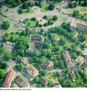 Dresden-Neustadt. Albertplatz mit Brunnen "Stilles Wasser" und "Stürmische Wogen", Georgenstraße mit Villa Eschebach und Glacisstraße. Luftbild-Schrägaufnahme von Osten