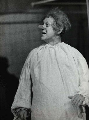 Die Verfolgung und Ermordung Jean Paul Marats - dargestellt durch die Schauspielgruppe des Hospizes zu Charenton unter Anleitung des Herrn de Sade