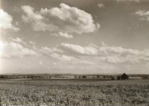 Erzgebirge. Blick vom Steinhübel bei Unkersdorf, östlich von Wilsdruff, nach Südsüdosten. In der Mitte die Kirche von Kesselsdorf und die Windturbine in Weißig. Im Hintergrund von links nach rechts: Wilisch, Lerchenberg, Luchberg Geising