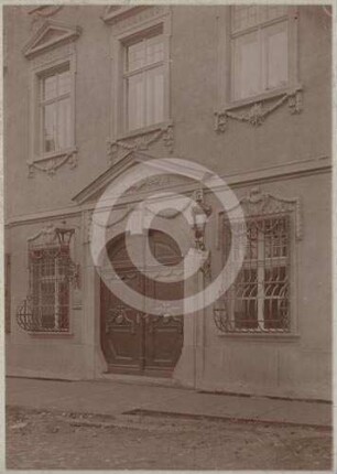 Portal des Wohnhauses P. Methner in Landeshut