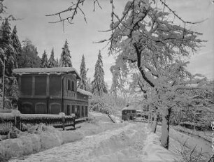 Langenhennersdorf, Postamt : Langenhennersdorf. Pirnaer Straße. Blick auf Postamt und Empfangsgebäude des Bahnhofes. Winteraufnahme
