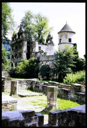 Hirsau: Schlossruine mit den von Ludwig Uhland besungenen Ulmen, mit Klosterruinen