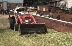 Fotografie: Ein- und Auslagerungstechnik, Maissilage, Flachsilo, Fahrsilo
