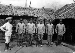 Station Nkolentangan, Spanisch-Guinea : Tessmann mit den 5 Soldaten, Weihnachten 1907