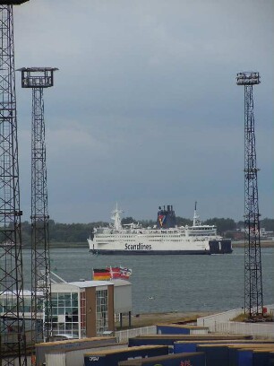Rostock - Fährschiffterminal : Eine Autofähre von Scandlines verläßt den Hafen. Aufgenommen am 24. Juli 2010 im Seehafen Rostock
