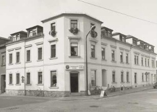 Radeburg, Wohnhaus : Radeburg. Wohnhäuser mit Läden. Bahnhofstraße 2/4. Um 1880. Eckansicht