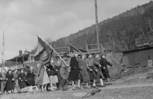 Mitglieder der FDJ während einer Osterfahrt nach Bad Schandau : Wandergruppe am Ufer der Elbe bei Bad Schandau