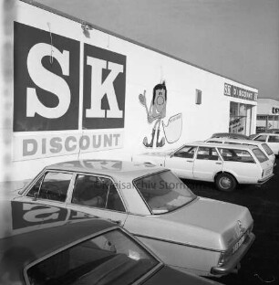 SK Discount: Hamburger Straße: Lebensmittel-Discounter: Eröffnung: Außenaufnahme: Verkaufshalle mit Firmenname, Eingang: davor parkende Autos