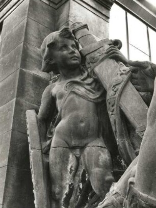 Putto mit Pfosten : Putto mit Pfosten. Sandstein (um 1905). Dresden-Altstadt, Schloßplatz 1, Baustelle Ständehaus (Bauphase Substanzsicherung / Wiederaufbau Dach)