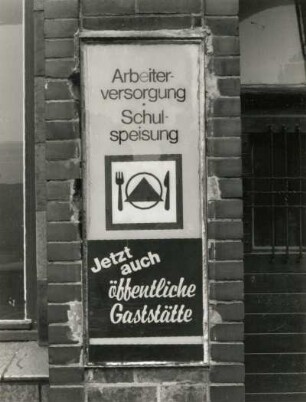 Görlitz, Wilhelmsplatz 15. Ehemaliges Hotel? mit Gaststätte (um 1850, Umbau 1936). Hinweistafel am Portal