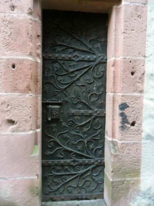 Klosterkirche-Langhaus Traufseite Nord im Nordosten-hölzerne Zugangstür mit Schmiedeeisernem Beschlagwerk