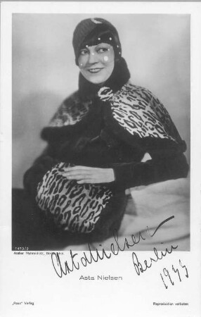 Porträt Asta Nielsen in einem Filmkostüm. Fotografie (Weltpostkarte mit Autogramm, datiert 1933) von Atelier Mahrenholz. Berlin, um 1925