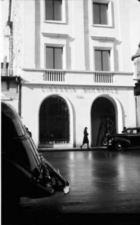 Bukarest: Libraria Buchholz, Außenansicht, Vordergrund Auto