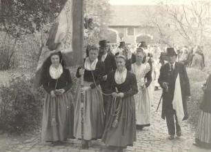 Hochzeit in Radibor : Gesellschaftliche Volkskultur - Sitten im Laufe des menschlichen Lebens - Hochzeit. Ort: Radwor / Radibor. Hochzeitszug auf dem Weg zur Trauung, der Bräutigam geht mit seiner Brautführerin, nicht mit der Braut. Vorne tragen die Jungfrauen die Fahne der Marienkongregation.